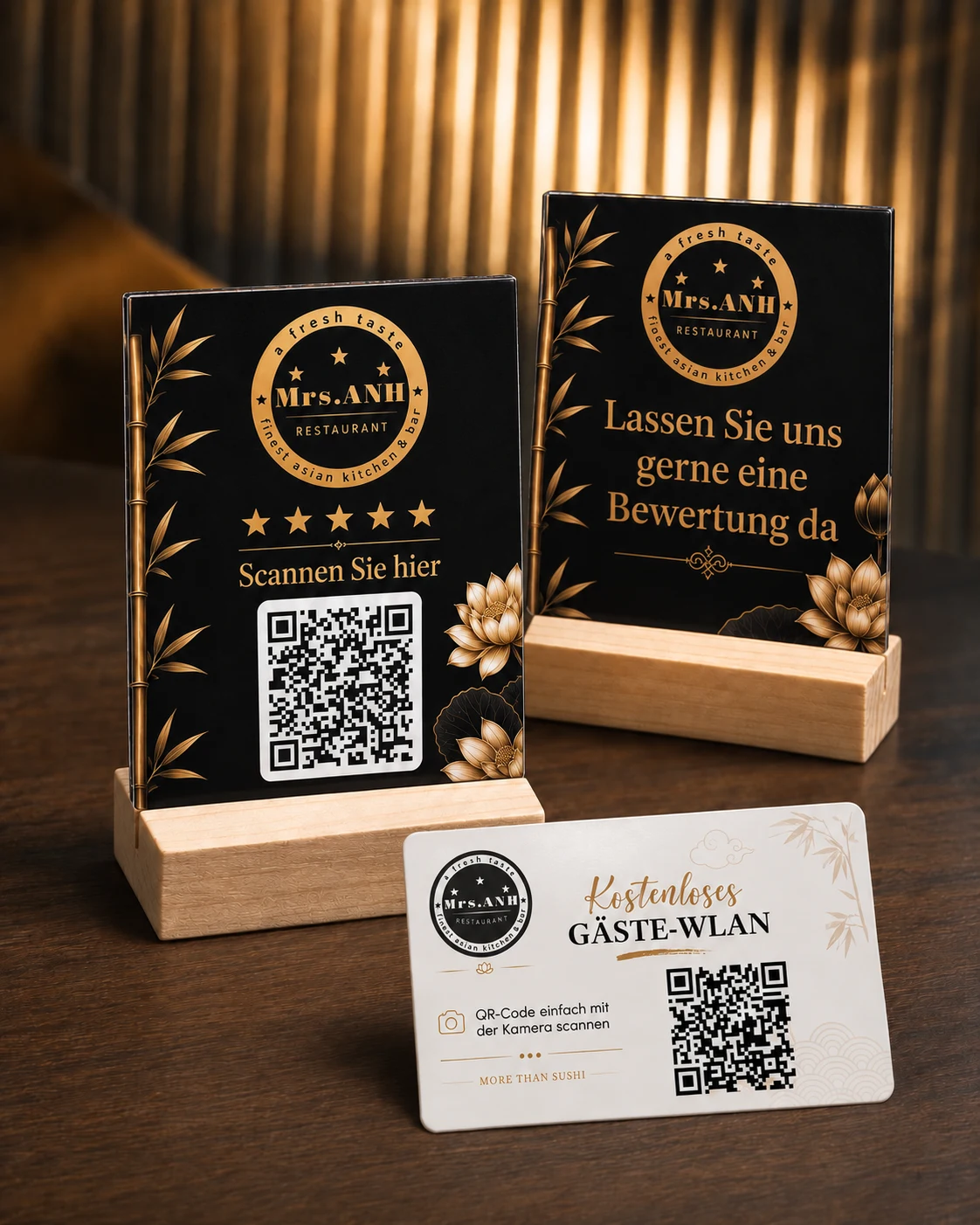 QR-Bewertungsaufsteller und Gäste-WLAN-Karte für Mrs. ANH Restaurant — UV-Druck im Schwarz-Gold-Look mit Bambus und Lotusblüten